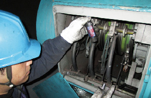 inspection of generator brush